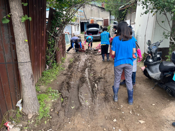 15일 서울 강남구 개포동 구룡마을에서 자원봉사자들이 쌓여 있는 흙을 치우는 작업을 하고 있다. (사진=권효중 기자)