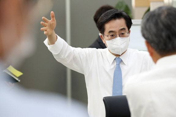 김동연 경기지사가 지난 11일 경기도청 기자실을 깜짝 방문해 `레드팀` 구상 계획에 대해 밝히고 있다. (사진=경기도)