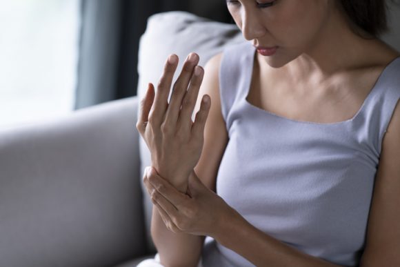 손가락 관절염으로 고통받고 있는 여성. 염증만 잘 다스려도 '건강 수명' 많이 늘릴 수 있다. [사진=게티이미지뱅크]