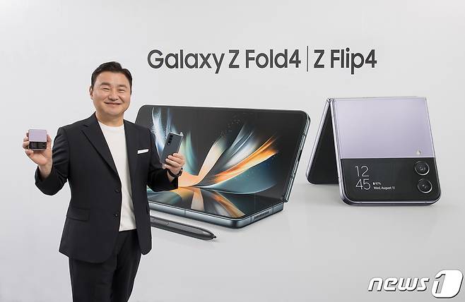 삼성전자가 10일(한국시간) '삼성 갤럭시 언팩 2022(Samsung Galaxy Unpacked 2022: Unfold Your World)'를 온라인을 통해 차세대 폴더블 스마트폰 '갤럭시 Z 플립4(Galaxy Z Flip4)'와 '갤럭시 Z 폴드4(Galaxy Z Fold4)'를 공개했다.  노태문 삼성전자 MX사업부장 사장이 차세대 폴더블 스마트폰 '갤럭시 Z 플립4(Galaxy Z Flip4)'와 '갤럭시 Z 폴드4(Galaxy Z Fold4)'를 소개하고 있다.(삼성전자 제공) 2022.8.10/뉴스1 ⓒ News1 민경석 기자