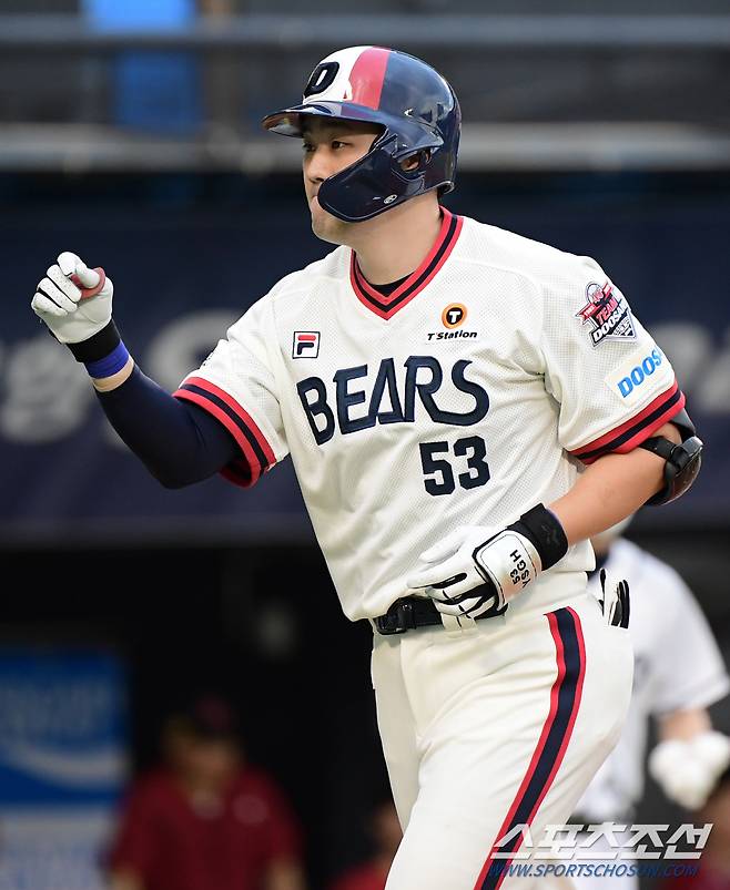 13일 서울 잠실구장 SSG 랜더스와 두산 베어스 경기. 2회말 1사 양석환이 솔로포를 치고 들어와 축하받고 있다. 잠실=정재근 기자 cjg@sportschosun.com/2022.8.13/