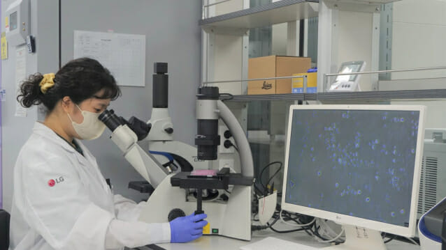LG전자 품질경영센터 산하 물질분석공인랩이 최근 글로벌 시험ㆍ인증기관 TUV 라인란드로부터 항바이러스 시험소 인증을 받았다. LG전자 연구원이 현미경을 이용해 항바이러스 성능을 평가하고 있다.(사진=LG전자)