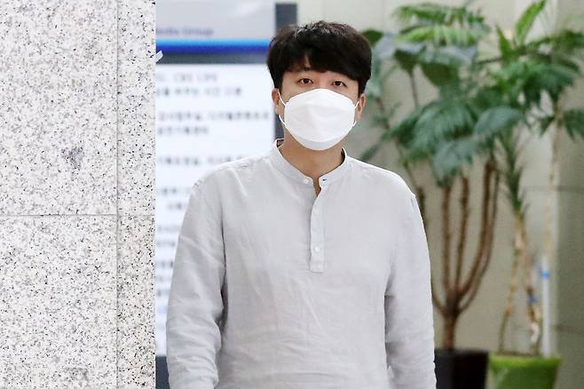 이준석 국민의힘 대표가 15일 오전 서울 양천구 CBS에서 라디오 인터뷰를 마친 뒤 로비를 나서고 있다. /뉴스1