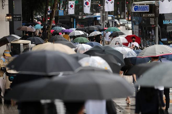 우산 쓴 시민. /뉴스1