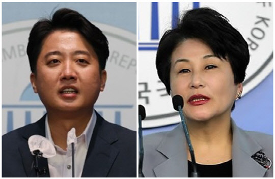 이준석(왼쪽) 국민의힘 대표와 전여옥 전 국회의원. <연합뉴스>