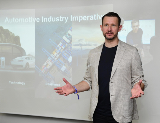 하겐 호이바흐 SAP 자동차 산업 총괄 및 부사장이 SAP의 모빌리티 혁신 비전에 대해 설명하고 있다. SAP코리아 제공