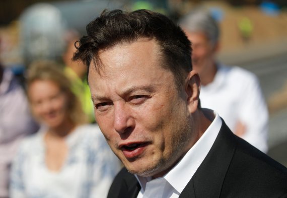 (FILES) In this file photo taken on September 03, 2020 Tesla CEO Elon Musk talks to media as he arrives to visit the construction site of the future US electric car giant Tesla, in Gruenheide near Berlin. - Elon Musk has sold nearly $7 billion worth of Tesla shares, according to legal filings published August 9, 2022, amid a high-stakes legal battle with Twitter over a $44 billion buyout deal. (Photo by Odd ANDERSEN / AFP) /사진=연합 지면외신화상
