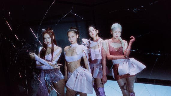 오는 19일 선공개 싱글 '핑크 베놈'을 공개하며 10월부터 초대형 월드투어에 들어가는 블랙핑크(오른쪽 사진). YG엔터테인먼트 제공
