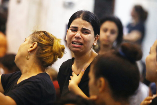 이집트 기자의 콥트 교회 화재 희생자 가족들이 14일 장례식에서 슬픔을 감추지 못하고 있다. 기자/신화 연합뉴스