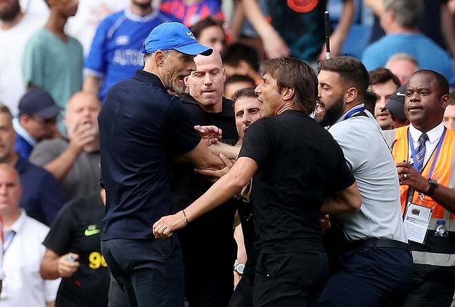 안토니오 콘테 토트넘 감독(오른쪽)과 토머스 투헬 첼시 감독이 경기 종료 후 충돌했다. 런던/로이터 연합뉴스