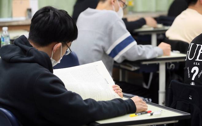 대입 자기소개서 3번 문항을 시간을 들여 먼저 작성하도록 하자. 이를 토대로 1, 2번 문항을 연계해나간다면 논리적 완결성도 높아지고 시간도 단축할 수 있다.