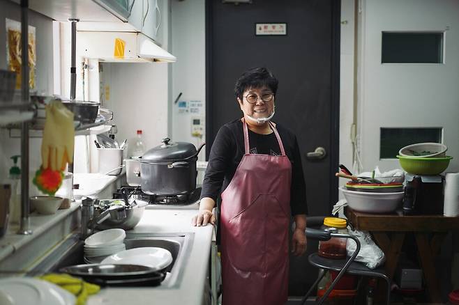 하영숙 조리사는 마흔 넘은 나이에 일을 시작해 26년간 조리사로 살았다. 2016년 초등학교 급식실에서 당시로는 드물게 정년퇴임을 했고, 지금은 서울의 한 시민단체에서 일한다.