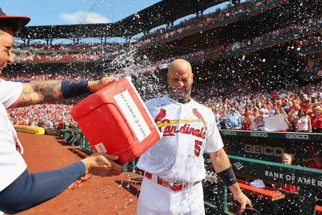 세인트루이스 레전드 타자 알버트 푸홀스(5번)가 15일(한국시간) 미국 미주리주 세인트루이스의 부시 스타디움에서 열린 2022 MLB 밀워키 브루어스전에서 2개의 홈런을 친뒤 동료 야디에르 몰리나로부터 축하 물세례를 받고 있다. 세인트루이스=AFP 연합뉴스