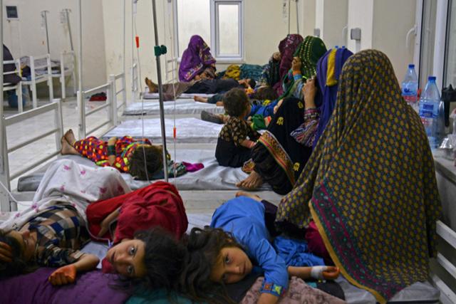 7월 19일 아프가니스탄 칸다하르주 한 병원에 어린이들이 영양실조로 입원해 있다. 칸다하르=AFP 연합뉴스