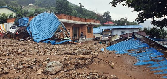 14일 시간당 110㎜가 넘는 폭우가 집중되면서 피해를 본 충남 부여군 은산면 거전리의 한 마을이 산에서 흘러내린 토사로 뒤덮여 있다. [연합뉴스]