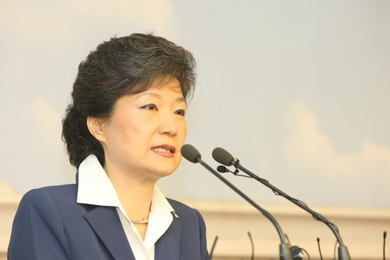 18대 총선 직전인 2008년 3월23일 박근혜 전 한나라당 대표는 국회에서 기자회견을 열어 친박계 공천학살에 대해 "저도 속고 국민도 속았다"며 강하게 반발했다.  [중앙포토]