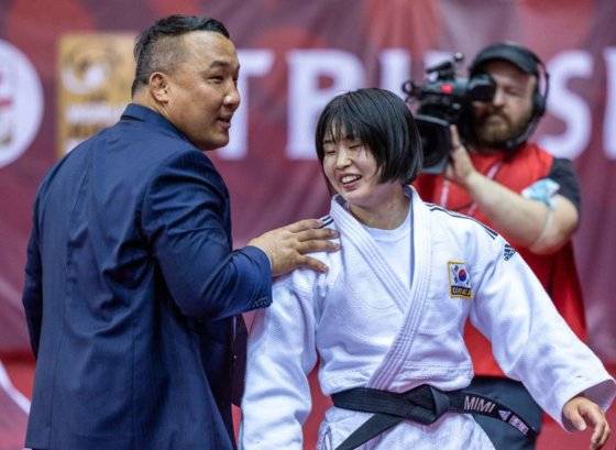 생애 첫 국제 대회 출전에서 우승한 뒤, 김정훈(왼쪽) 경북체육회 감독과 기뻐하는 허미미. 사진 IJF