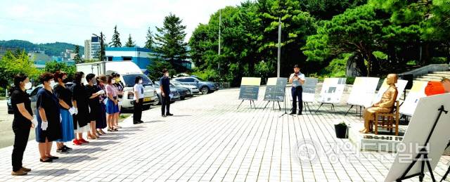 ▲ ‘동해평화나비초록’과 시민 등 20여명은 지난 14일 동해시 천곡동 동해문화예술회관 앞에 자리한 ‘동해평화의 소녀상’에서 ‘제10차 일본군 성노예 피해자 기림의 날’ 행사를 열고 있다.