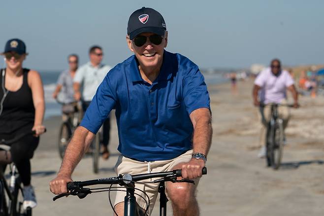 조 바이든 미국 대통령이 14일(현지시간) 여름 휴가르 보내고 있는 사우스캐롤라이나주 키아와아일랜드에서 자전거를 타고 있다. AP연합뉴스