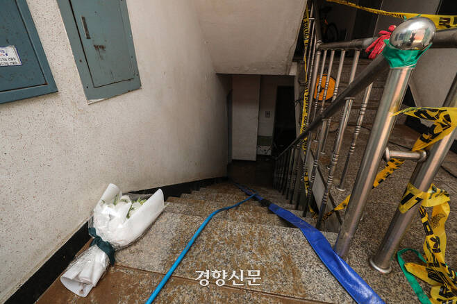 지난 8일 집중호우로 침수돼 일가족 3명이 사망한 서울 관악구의 한 빌라 반지하 주택에 입구에 국화꽃이 놓여 있다. /성동훈 기자