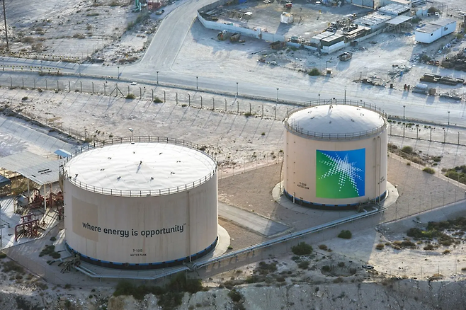세계 최대 석유선적항인 사우디아라바이라 라스 타누라항에 있는 국영 석유기업 아람코 시설의 전경. EPA연합뉴스
