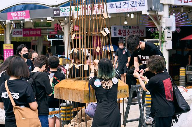 동물해방물결과 LCA 회원들이 15일 경기 성남 모란시장에 개들을 추모하는 탑을 세우고, 추모 행사를 벌이고 있다. 동물해방물결 제공.