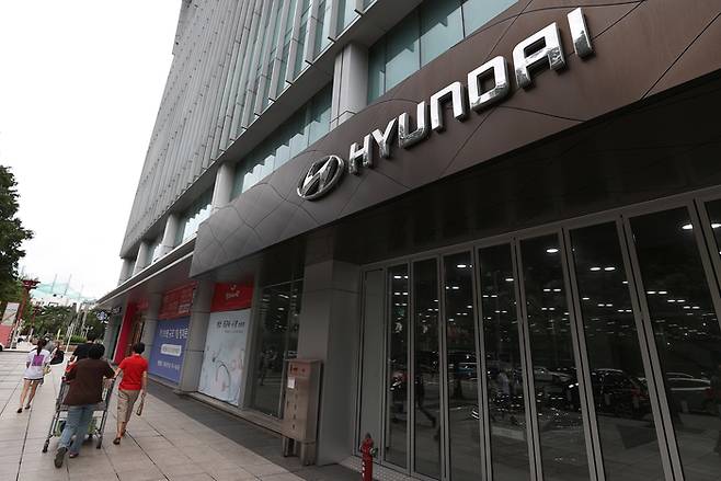 서울 시내의 한 현대차 대리점 앞. 연합뉴스