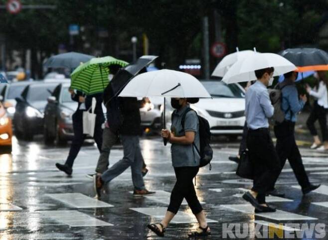 서울 종로구 광화문 사거리 일대에서 우산을 쓴 시민들이 출근하고 있다.   쿠키뉴스DB
