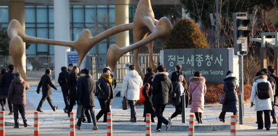 정부세종청사로 출근하는 공무원들. 뉴시스