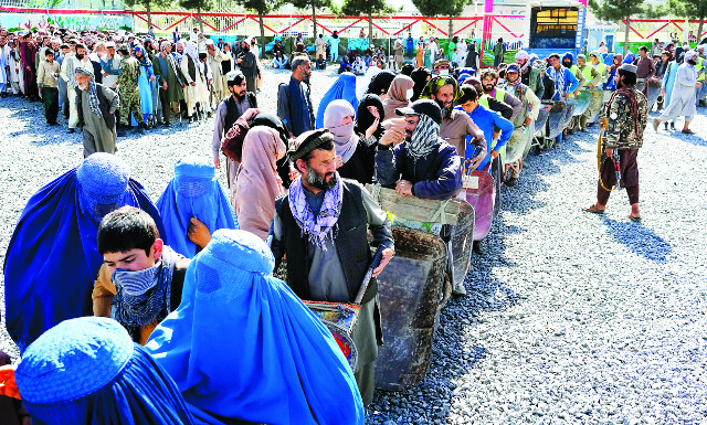 아프간 주민들이 식량 배급을 받기 위해 길게 줄을 서 있는 모습. AP연합뉴스