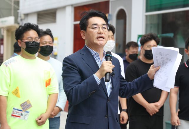 더불어민주당 당권주자인 박용진 후보가 15일 광주 동명동 카페의 거리에서 기자회견을 열고 연설하고 있다. 연합뉴스