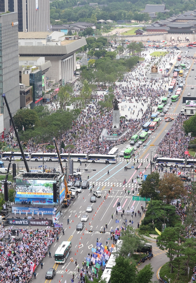 15일 세종대로 일대에서 열린 '자유통일 주사파 척결 8·15 일천만 국민대회' 참가자들이 거리 행진을 하고 있다. 연합뉴스