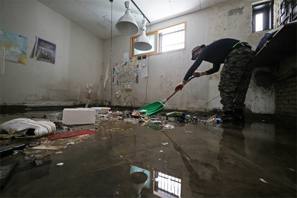 수도권에 기습폭우가 휩쓸고 간 지난 12일 흙탕물에 잠긴 서울 관악구 한 반지하 방을 수해 복구 작업에 나선 국군 장병이 청소를 하고 있다. [사진 출처 = 연합뉴스]