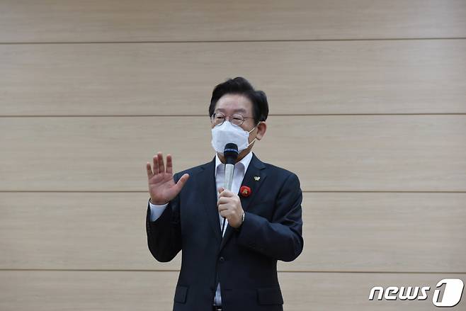 (순천=뉴스1) 김동수 기자 = 이재명 더불어민주당 당대표 후보가 15일 전남 순천대학교 산학협력관 1층 파루홀에서 연설을 하고 있다.2022.8.15/뉴스1 Copyright (C) 뉴스1. All rights reserved. 무단 전재 및 재배포 금지.