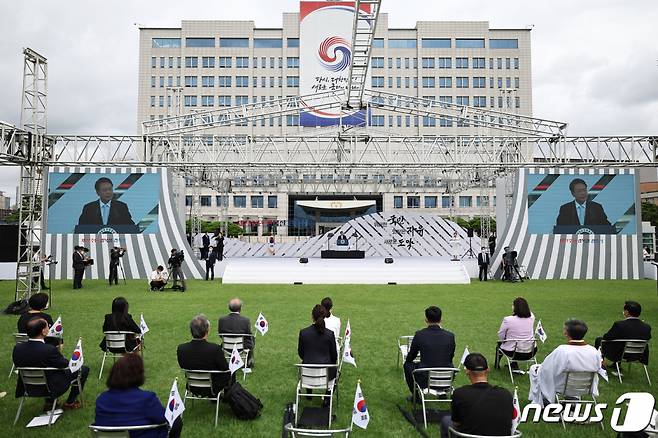 (서울=뉴스1) 안은나 기자 = 윤석열 대통령이 15일 용산 대통령실 잔디마당에서 열린 제77주년 광복절 경축식에서 경축사를 하고 있다. (대통령실 제공) 2022.8.15/뉴스1 Copyright (C) 뉴스1. All rights reserved. 무단 전재 및 재배포 금지.