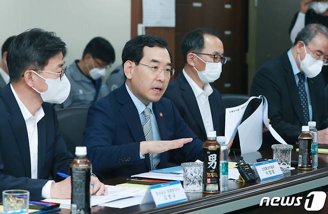 (서울=뉴스1) = 이창양 산업통상자원부 장관이 10일 오후 경남 창원국가산업단지내에 소재한 피케이밸브앤엔지니어링 회의실에서 창원지역 원전업체 현장 간담회를 주재하고 있다. (산업통상자원부 제공) 2022.8.10/뉴스1 Copyright (C) 뉴스1. All rights reserved. 무단 전재 및 재배포 금지.