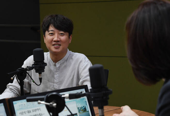 이준석 국민의힘 대표(왼쪽)가 15일 서울 양천구 CBS사옥을 찾아 CBS라디오 ‘김현정의 뉴스쇼’에 출연하고 있다. 국회 사진기자단