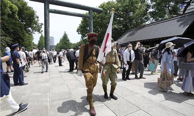 15일 옛 일본제국 육군 차림을 우익 성향의 시민이 일본 도쿄 야스쿠니신사 안으로 입장하고 있다. AP연합뉴스