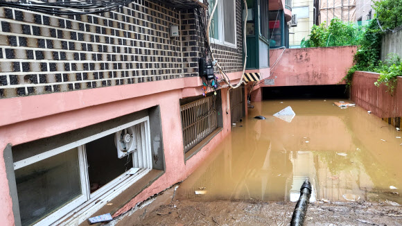 - 지난 8일 오후 9시 7분쯤 서울 관악구 신림동의 한 반지하 주택에서 폭우로 인한 침수로 일가족 3명이 사망하는 사고가 발생했다. 사진은 침수 현장. 2022.8.9 연합뉴스