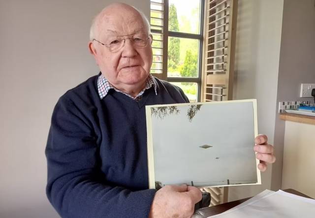 퇴역 공군장교 크렉 린드세이가 UFO로 추정되는 사진을 공개하고 있다. 데일리메일 홈페이지