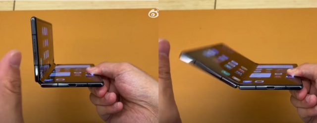 샤오미가 출시한 폴더블폰 '믹스폴드2'가 플렉스 모드 기능을 구현하지 못하고 180°로 펼쳐지고 있다. 유튜브 캡처