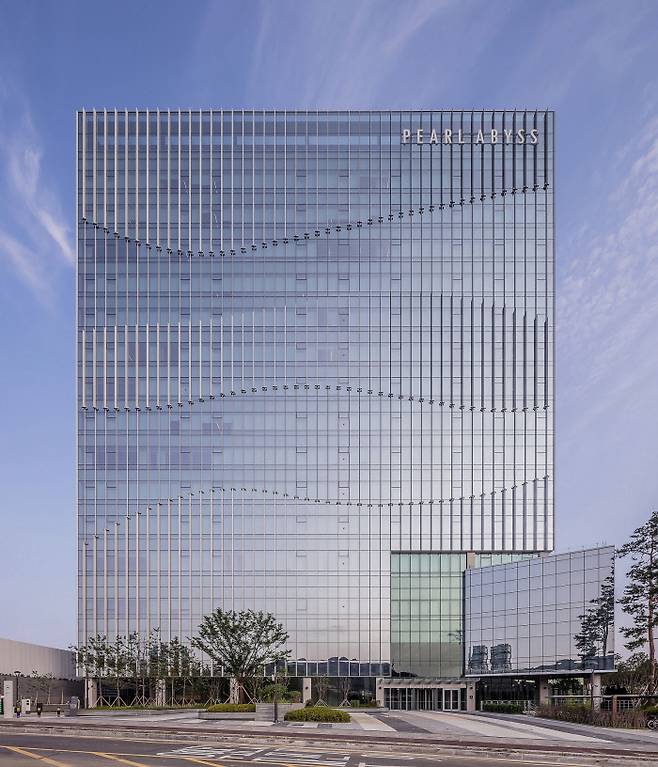 펄어비스의 새 사옥 ‘홈 원’은 외관에 무늬를 넣어 전세계로 뻗어가는 심해(Abyss, 어비스)의 ‘파동’을 표현했다.