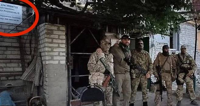러시아 기자가 촬영한 사진에 주소가 노출되면서 러시아 비밀 용병조직 ‘와그너 그룹’의 기지가 우크라이나군의 공격을 받았다. (사진=@13thGroupUA 트위터)