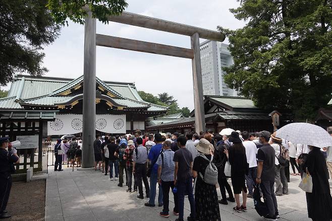 일본 패전일이자 한국 광복절인 지난 15일 오전 도쿄 지요다구의 야스쿠니신사에 일반 참배객들이 자신들의 참배 순서를 기다리며 긴 줄을 서 있다. (사진=연합뉴스)