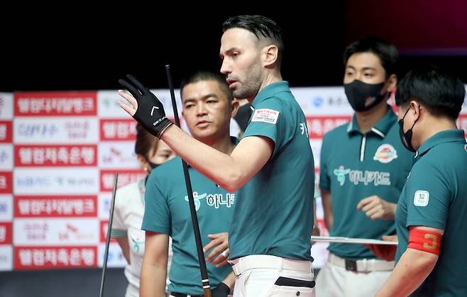 경기 중 작전회의를 하고있는 하나카드, PBA