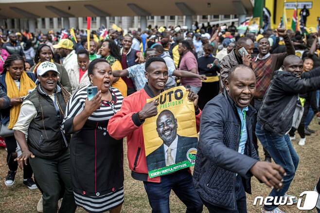 15일(현지시간) 케냐 대선 개표 결과 윌리엄 루토 부통령의 당선 소식이 전해지자 지지자들이 환호하고 있다. 2022. 8. 15. ⓒ AFP=뉴스1 ⓒ News1 최서윤 기자
