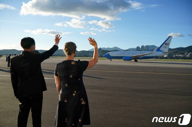 3일(현지시간) 대만 타이베이 쑹산 공항에서 조셉 우 대만 외교장관과 산드라 우드커크 대만 주재 미국연구소(AIT) 국장이 낸시 펠로시 미국 하원의장을 태운 비행기 앞에서 손을 흔들고 있다. ⓒ 로이터=뉴스1 ⓒ News1 박기현 기자
