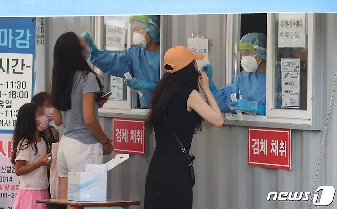 대전월드컵경기장 주차장에 마련된 코로나19 선별진료소에서 시민들이 진단검사를 받고 있다. ⓒNews1 김기태 기자