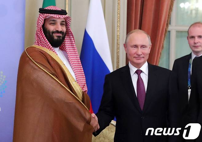 무함마드 빈 살만 사우디아라비아 왕세자와 블라디미르 푸틴 러시아 대통령. ⓒ AFP=뉴스1 ⓒ News1 우동명 기자
