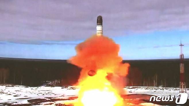 4월20일(현지시간) 러시아 북부 아르한겔스크주 플레세츠크 우주기지에서 시험발사된 러시아 대륙간탄도미사일(ICBM) 사르마트(RS-28) ⓒ AFP=뉴스1 ⓒ News1 정윤미 기자